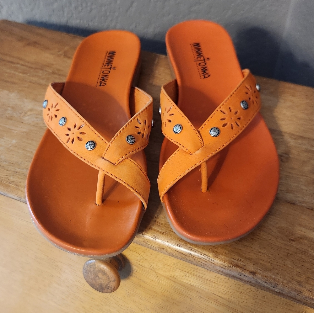 NWT Minnetonka Madelyn Thong Orange Leather Flip-Flop, Size 7 - Picture 1 of 7